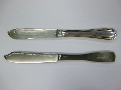銀メッキのナイフ(上)と、ステンレスのナイフ(下)