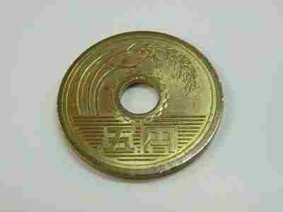 真鍮色(五円硬貨)