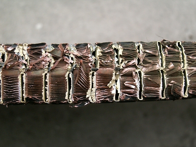 チューブと直交して切った断面(真鍮のチューブと銅のフィンが見える)