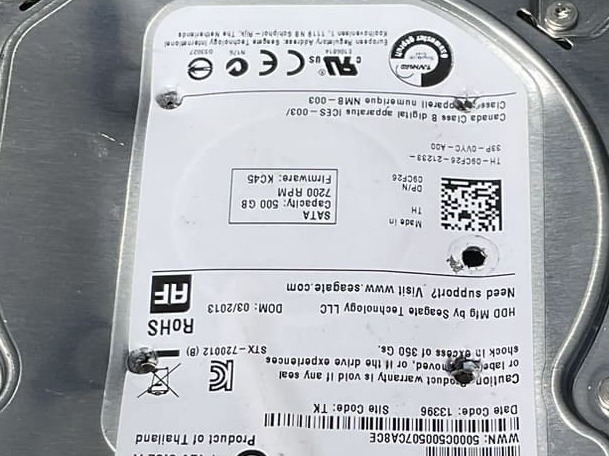 ディスクの4隅に穴を開けて破壊します